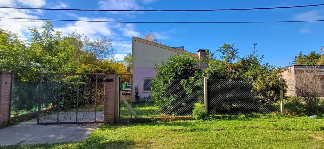 CASA CUATRO DORMITORIOS  CON GRAN PATIO VERDE