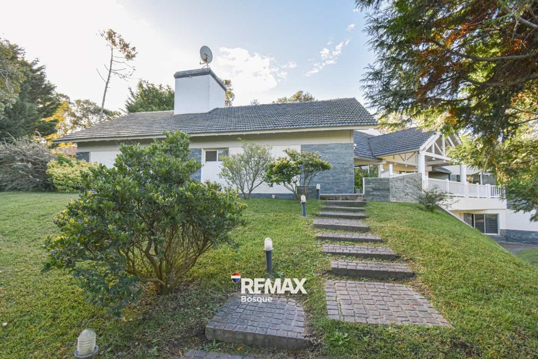 CASA EN VENTA CARILÓ 6 DORMITORIOS CERCA DEL MAR