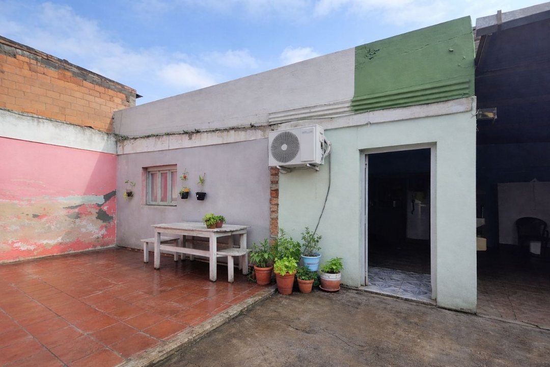 CASA ESQUINA-AMPLIO TERRENO Y POTENCIAL COMERCIAL