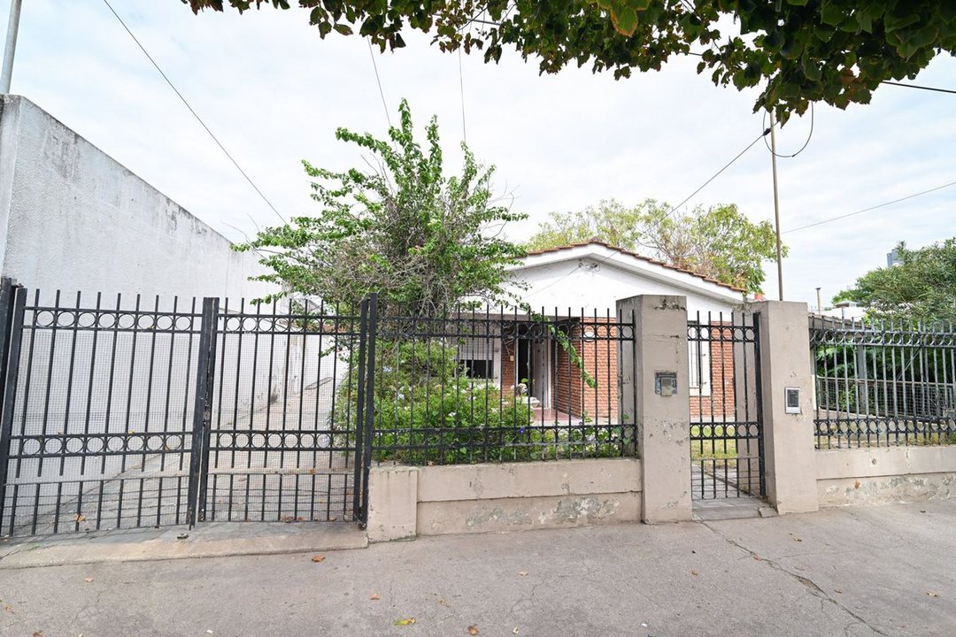 CASA CON AMPLIO TERRENO IDEAL PARA DESARROLLO