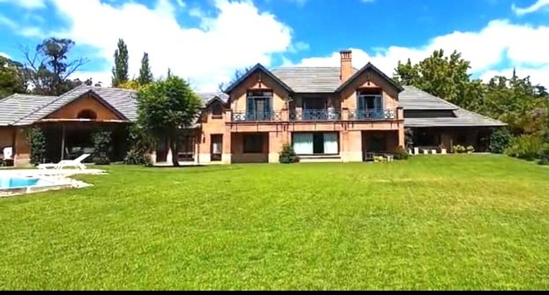 CASA 8 AMBIENTES  PILETA . COUNTRY ABRIL EL LAGO