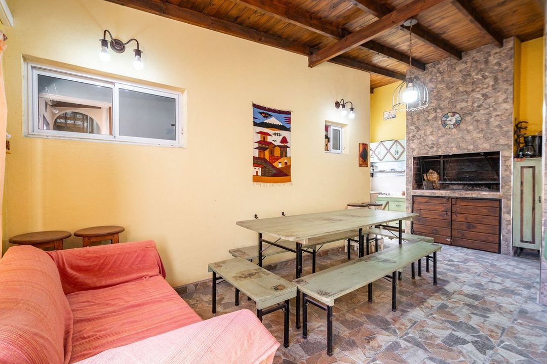VENTA CASA 5 AMBIENTES C/PILETA PARRILLA Y COCHERA