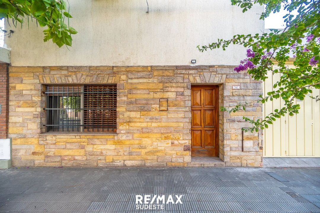 VENTA CASA CARONTI 700 ESPECTACULAR UBICACIÓN