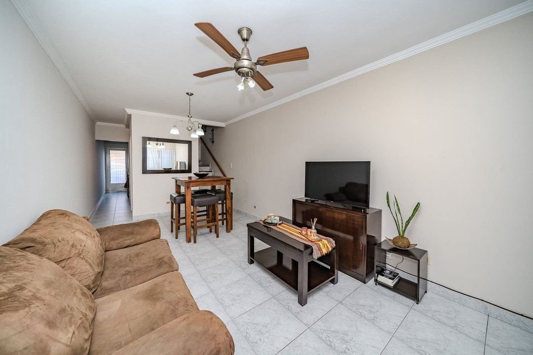 TRIPLEX 4 AMBIENTES CON COCHERA Y PILETA - CASEROS