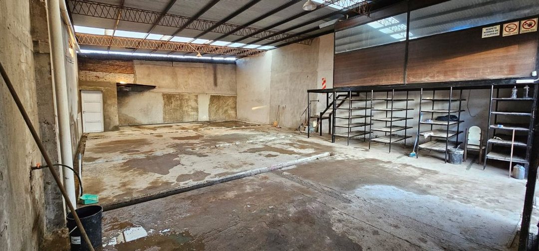 Venta de Galpón zona Hipódromo