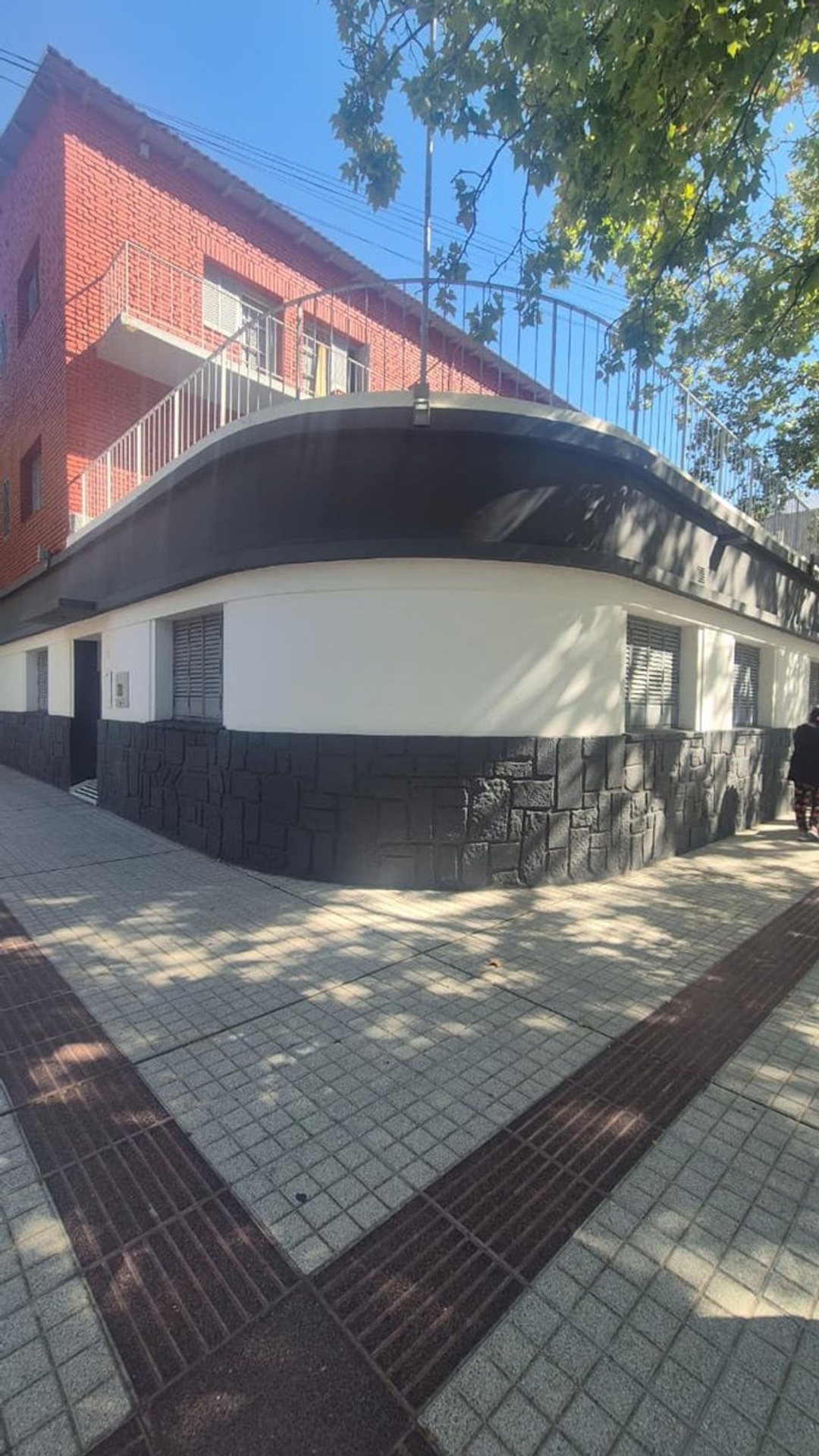 VENTA EDIFICIO C/CLINICA Y POTENCIAL DESARROLLO
