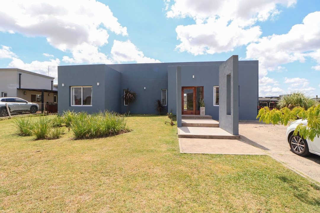 venta casa 5 amb., pileta  San Sebastian EXCELENTE