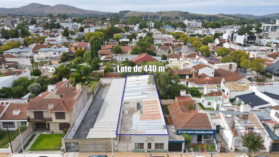 LOCAL CON OFICINAS Y 2 GALPONES SEMICENTRO TANDIL