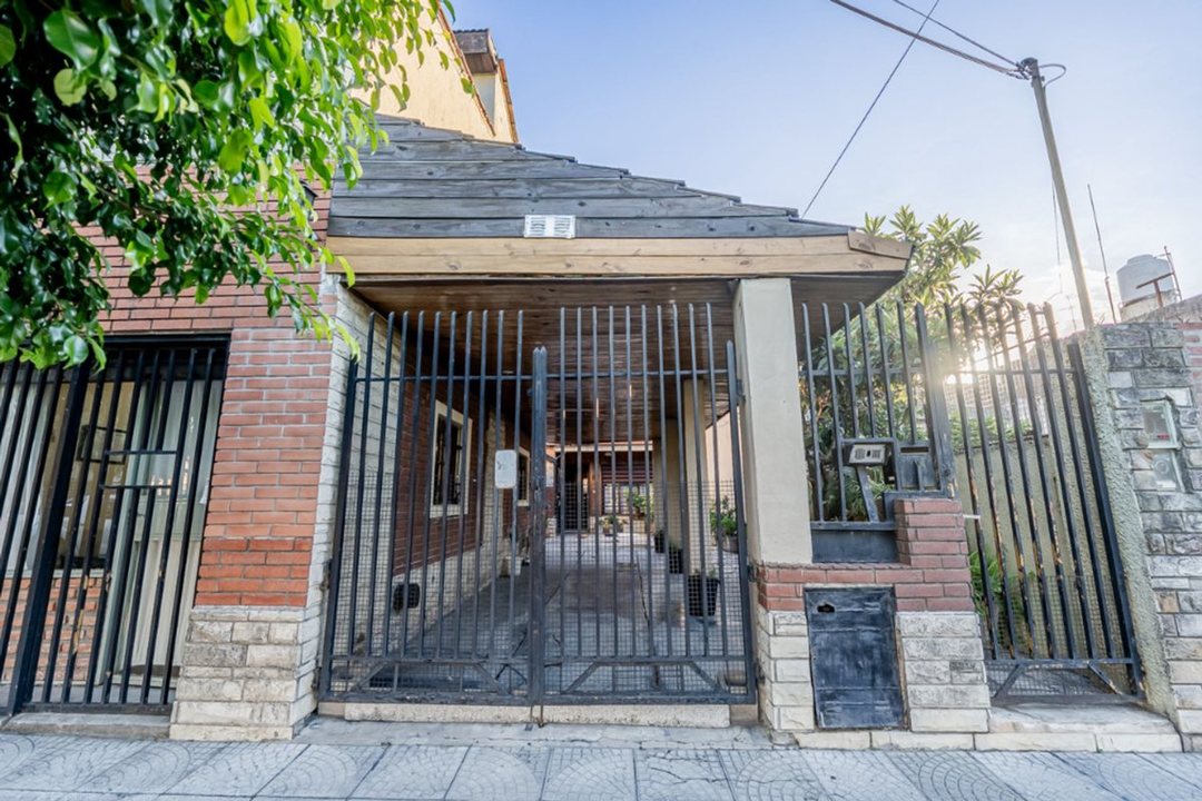VENTA CASA MULTIFAMILIAR 6 AMBIENTES J LEON SUAREZ