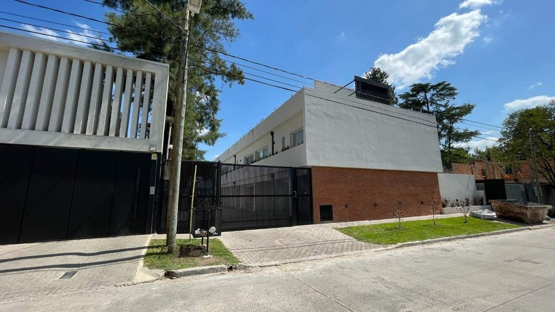 VENTA TRIPLEX 4 AMBIENTES EN PARQUE LELOIR