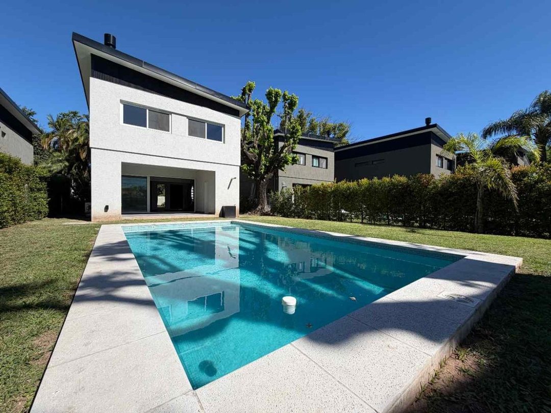 CASA EN VENTA 4 AMB. A ESTRENAR CON PILETA PACHECO