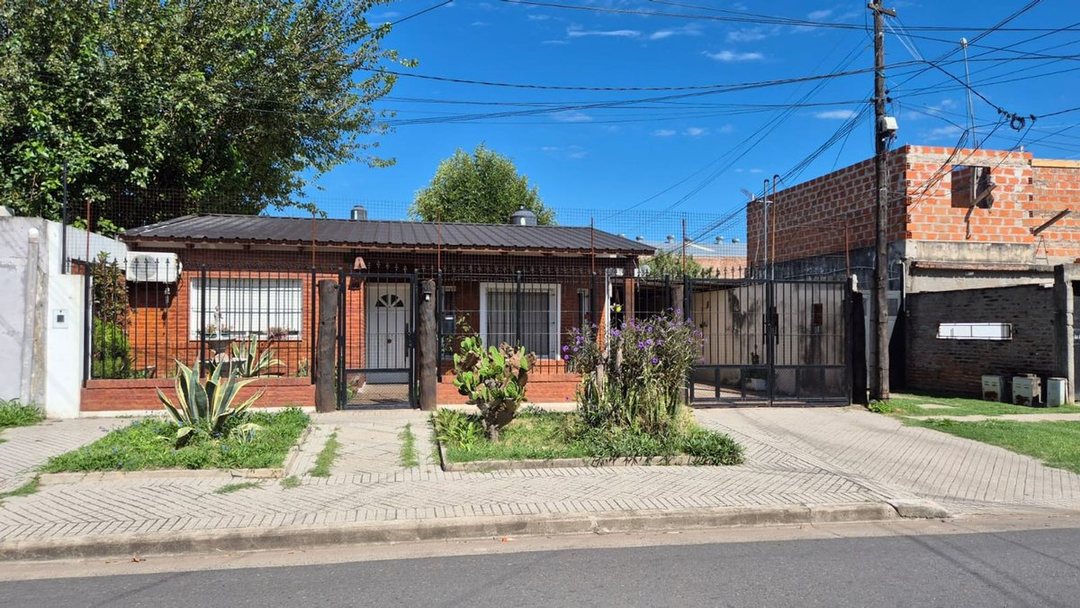 Venta casa barrio Urquiza, 2 dormitorio, 2 cochera
