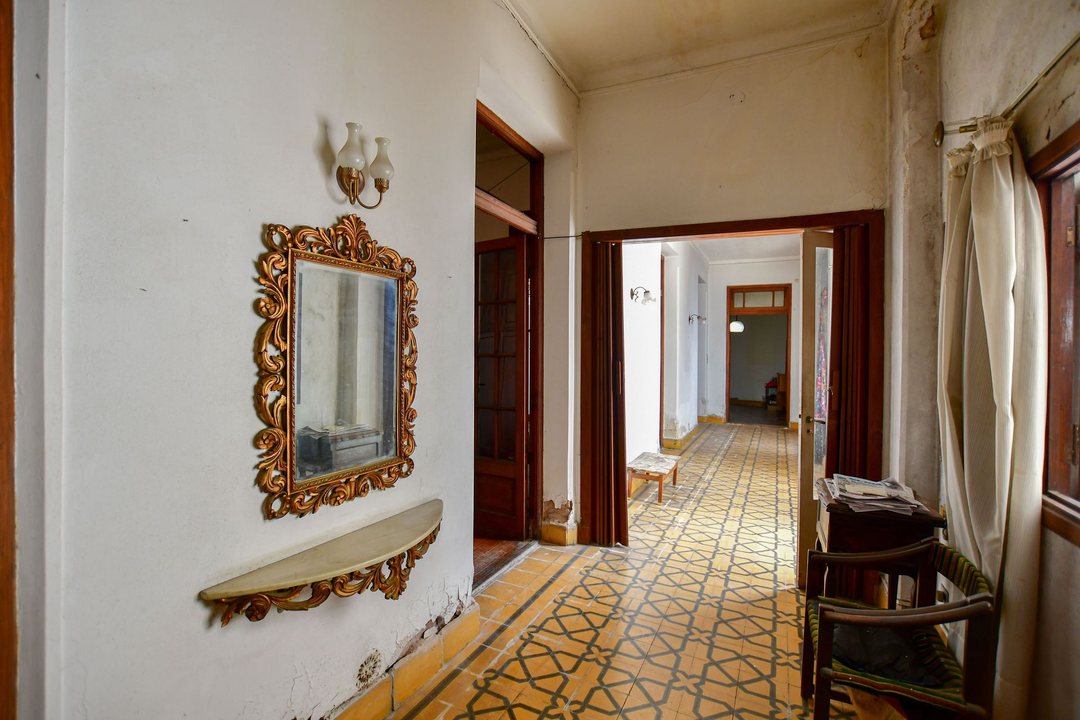 CASA EN VENTA LA PLATA A RECICLAR PARQUE COCHERA