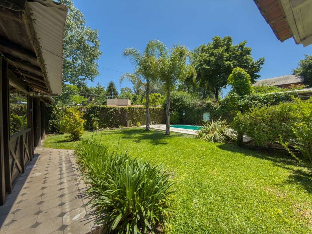 CASAS EN VENTA EN GONNET PARQUE Y PILETA
