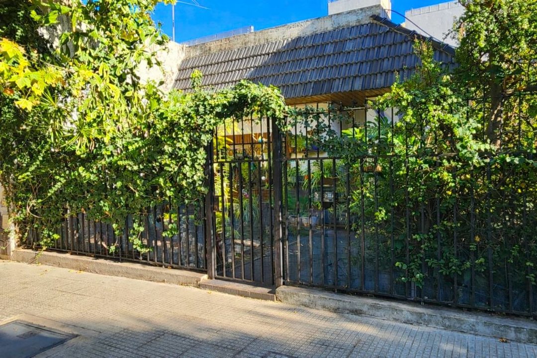 VENTA CASA 4 AMBIENTES A REFACCIONAR EN VERSALLES