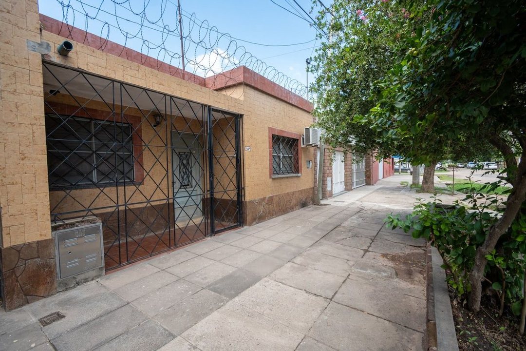 Se vende casa a 100m de Aristóbulo del Valle