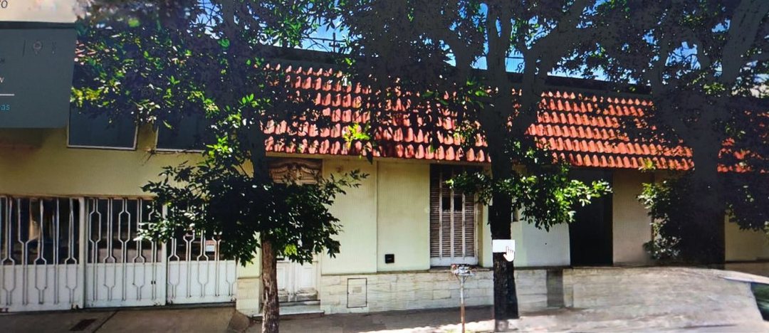 CASA,  3 DORMITORIOS EN BARRIO VELEZ SARSFIELD.