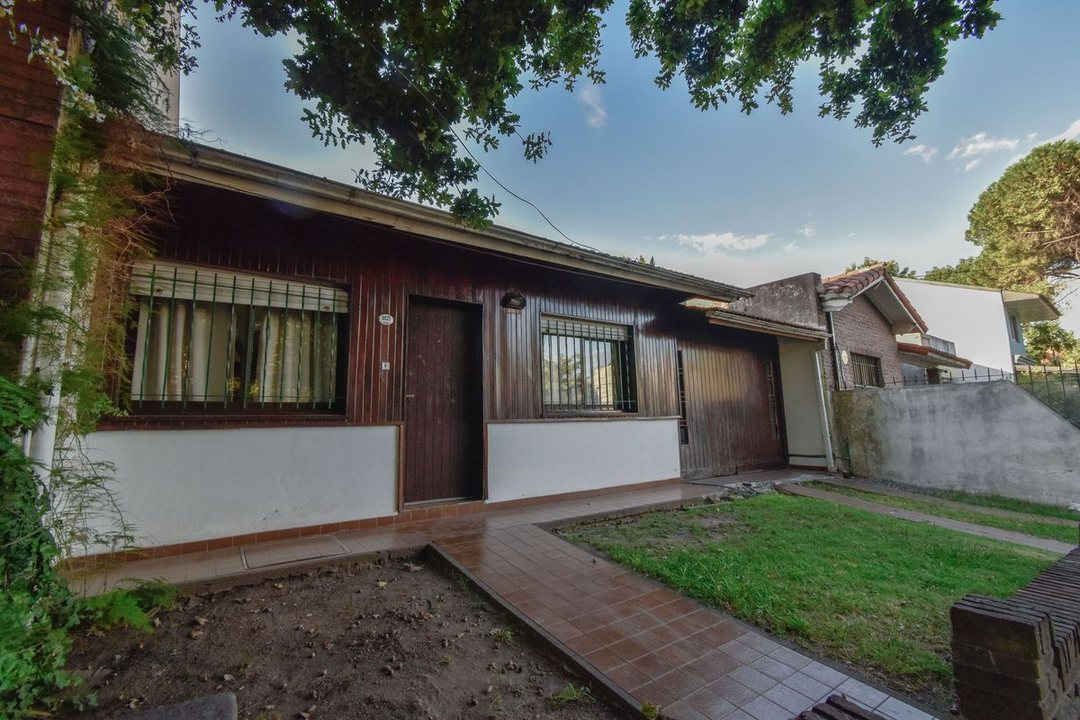 CASA EN VENTA EN ADROGUE 3 AMBIENTES CON JARDIN