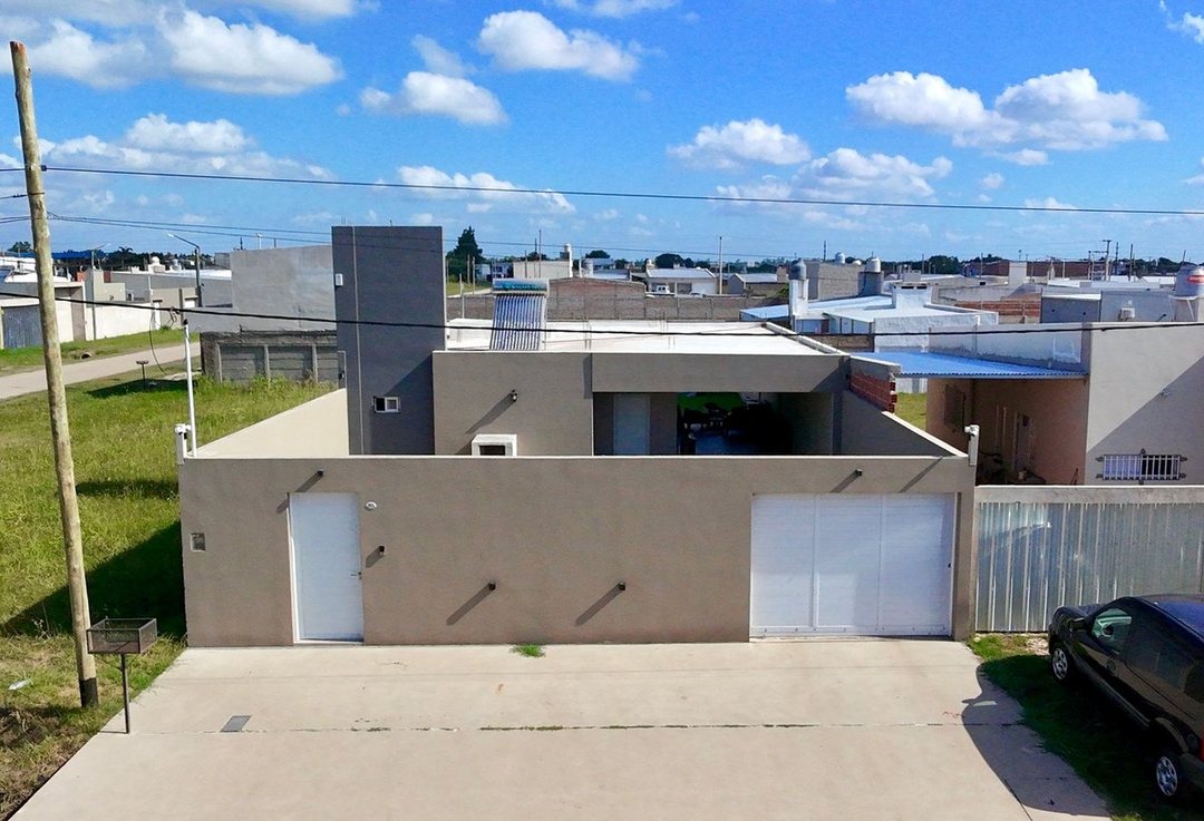 Casa Moderna En Loteo Las Lilas