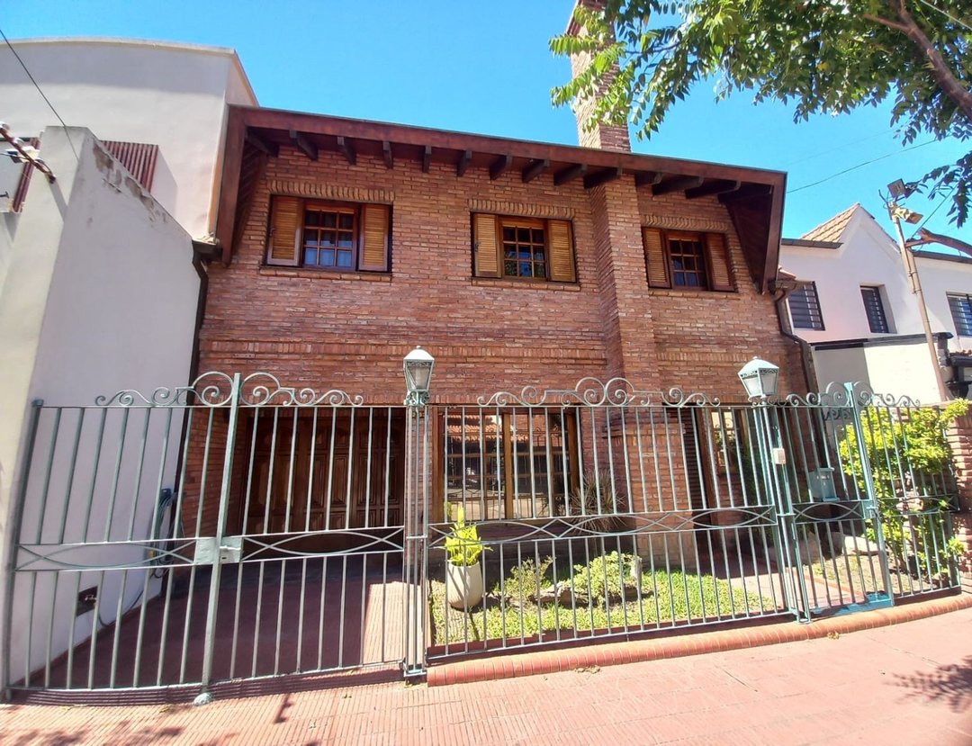 Venta casa 5 amb, jardín, cochera parrilla Olivos