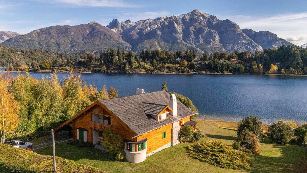 CASA EXCLUSIVA CON COSTA SOBRE LAGO MORENO