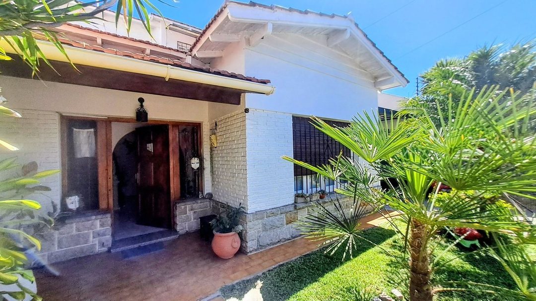 CASA 6 AMBIENTES MULTIFAMILIAR  LOMAS DEL MIRADOR