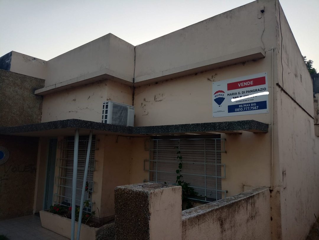 Casa con gran terreno en Avenida Lujan