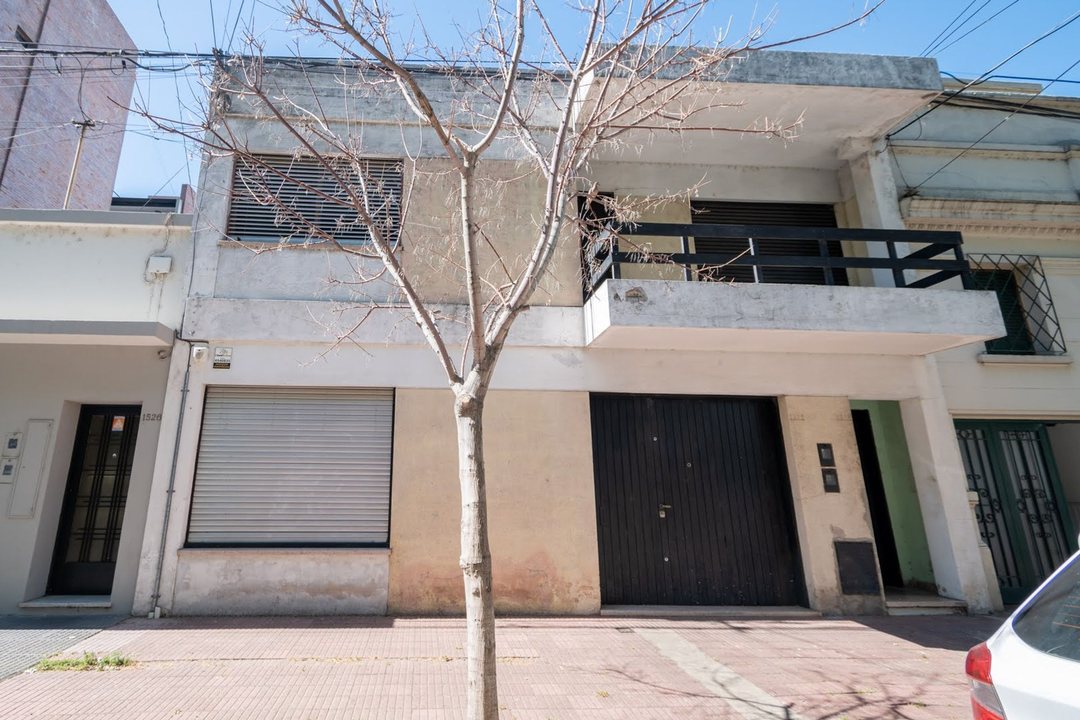 VENTA CASA-CALLE CASTELLANOS a 1 CUADRA de BV.