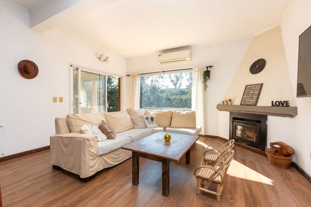 VENTA CASA 5 AMBIENTES EN BARRIO LA ARBOLEDA