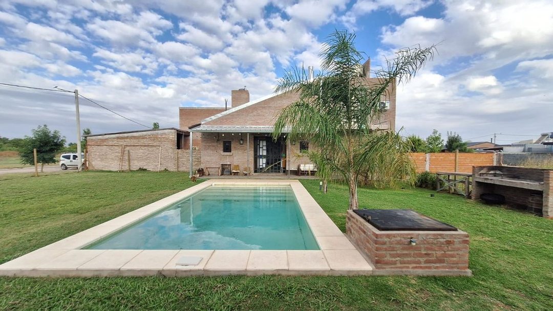 CASA CON PARQUE Y PILETA FINCAS DE IBARLUCEA