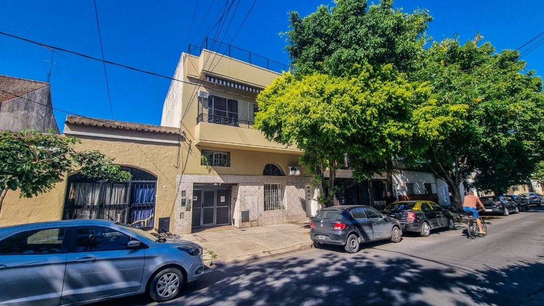 VENTA PH 4 AMBIENTES EN MONTE CASTRO CON PATIO