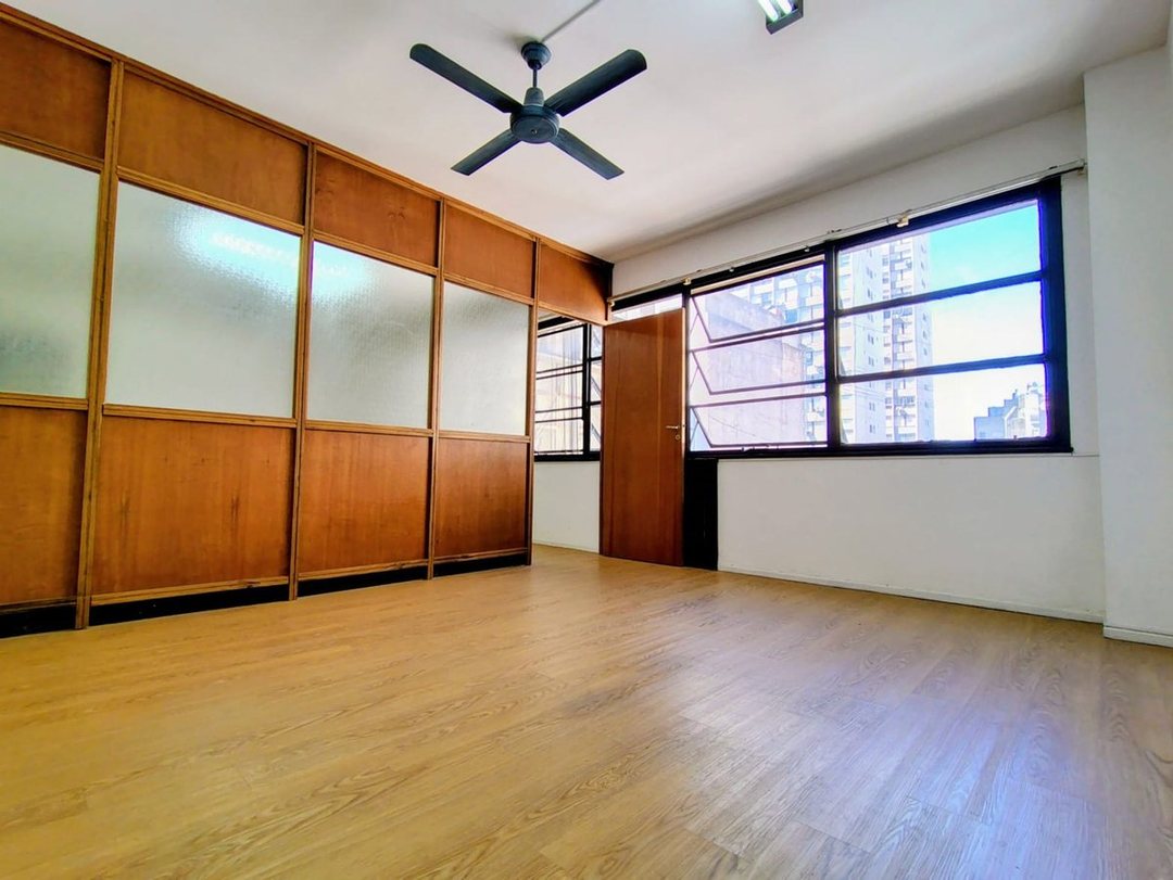 Venta de oficina comercial sobre Av. de Mayo 1300