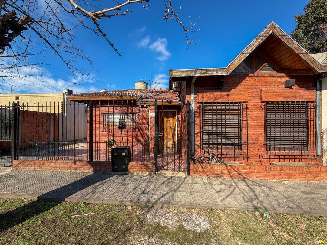 VENTA CASA 4 AMBIENTES JARDIN COCHERA LOTE 574M2