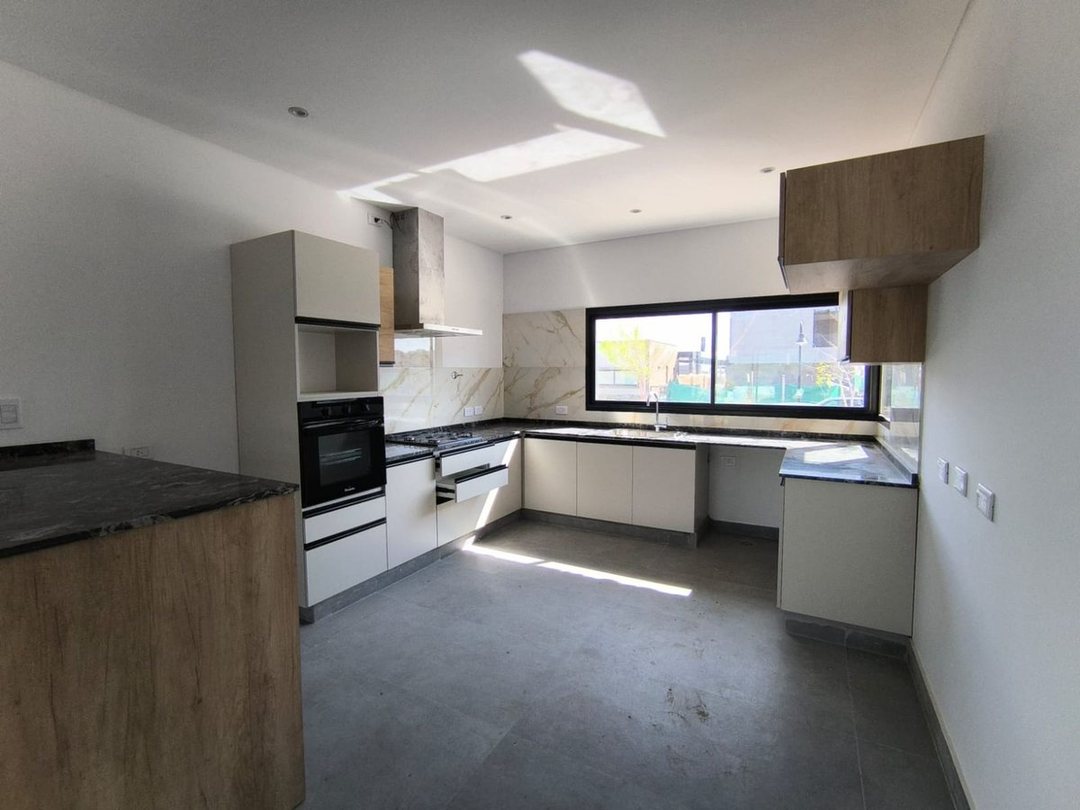 CASA 4 DORMITORIOS 3 BAÑOS B° Estancia Bulnes