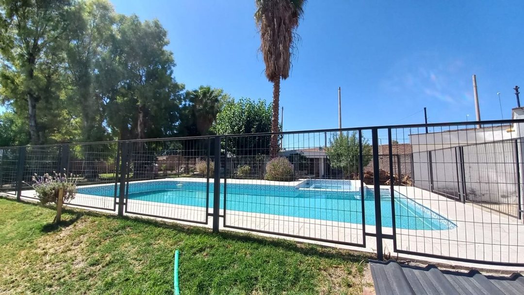 VENTA DE QUINTA, 3 CASAS+SALON COMERCIAL, PISCINA.