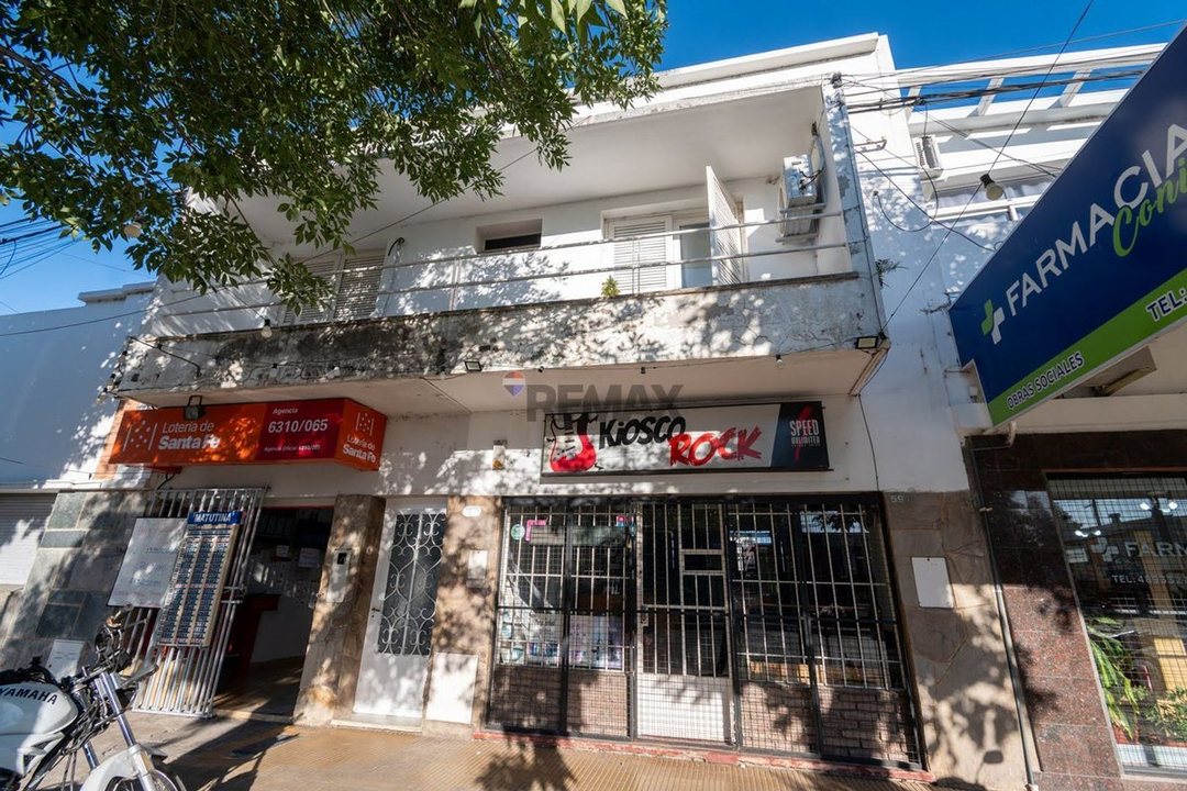 Casa + 2 locales en venta sobre importante avenida