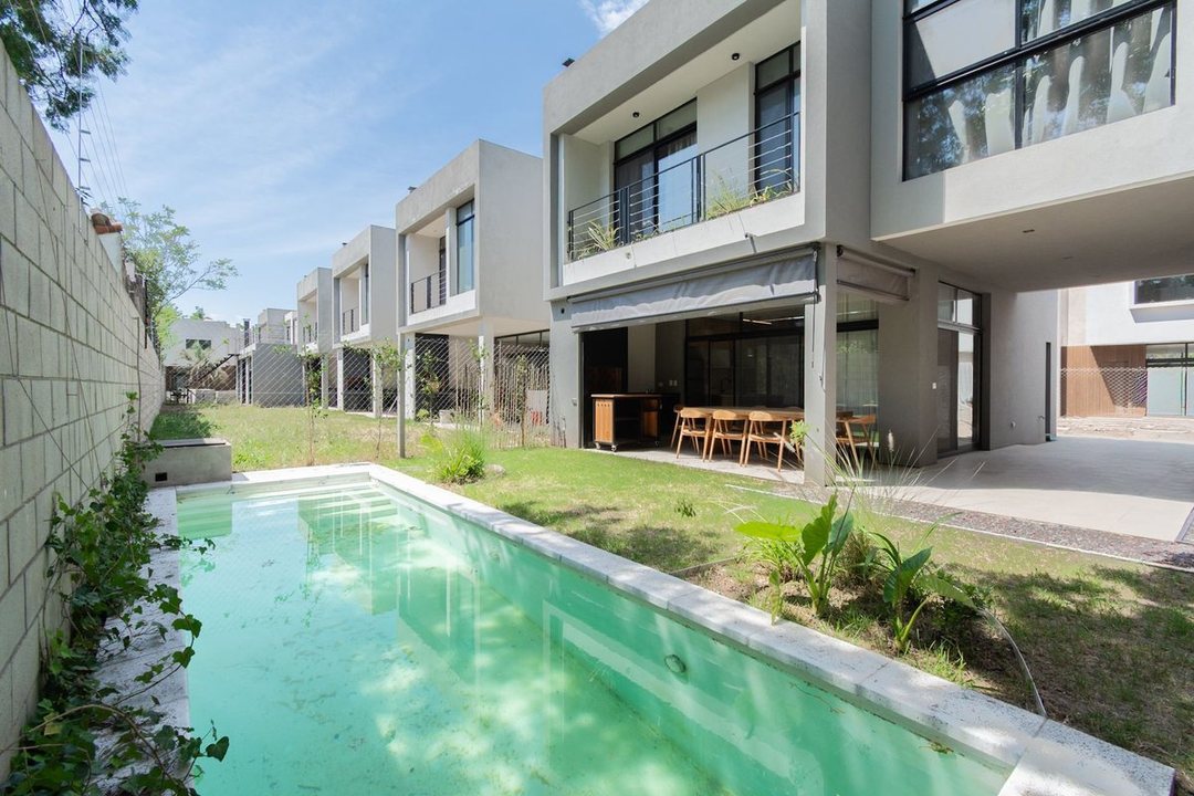 VENTA CASA 4 AMBIENTES PARQUE LELOIR COCHERA