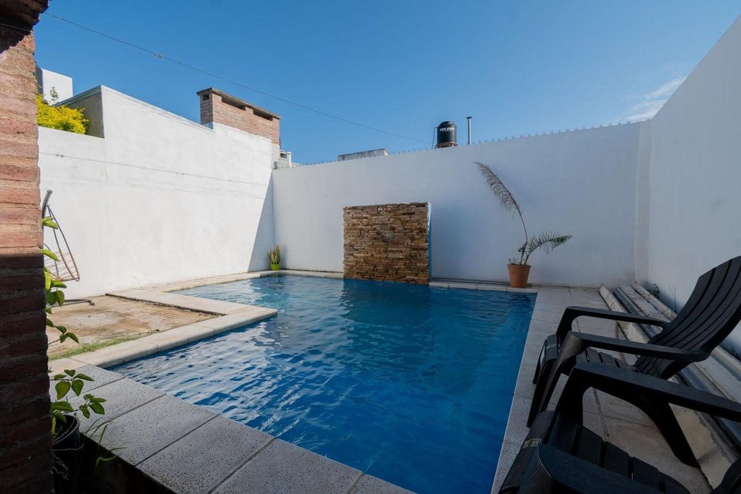 Venta CASA CON PILETA EXCELENTE UBICACION