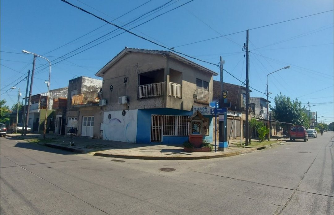 CASA MULTIFAMILIAR LOCAL EN ESQUINA GARAJES GALPÓN