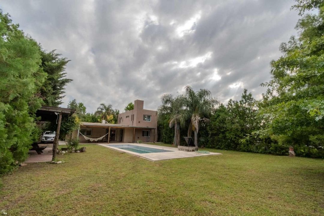 VENTA CASA FUNES 4 DORMITORIOS, PILETA Y QUINCHO