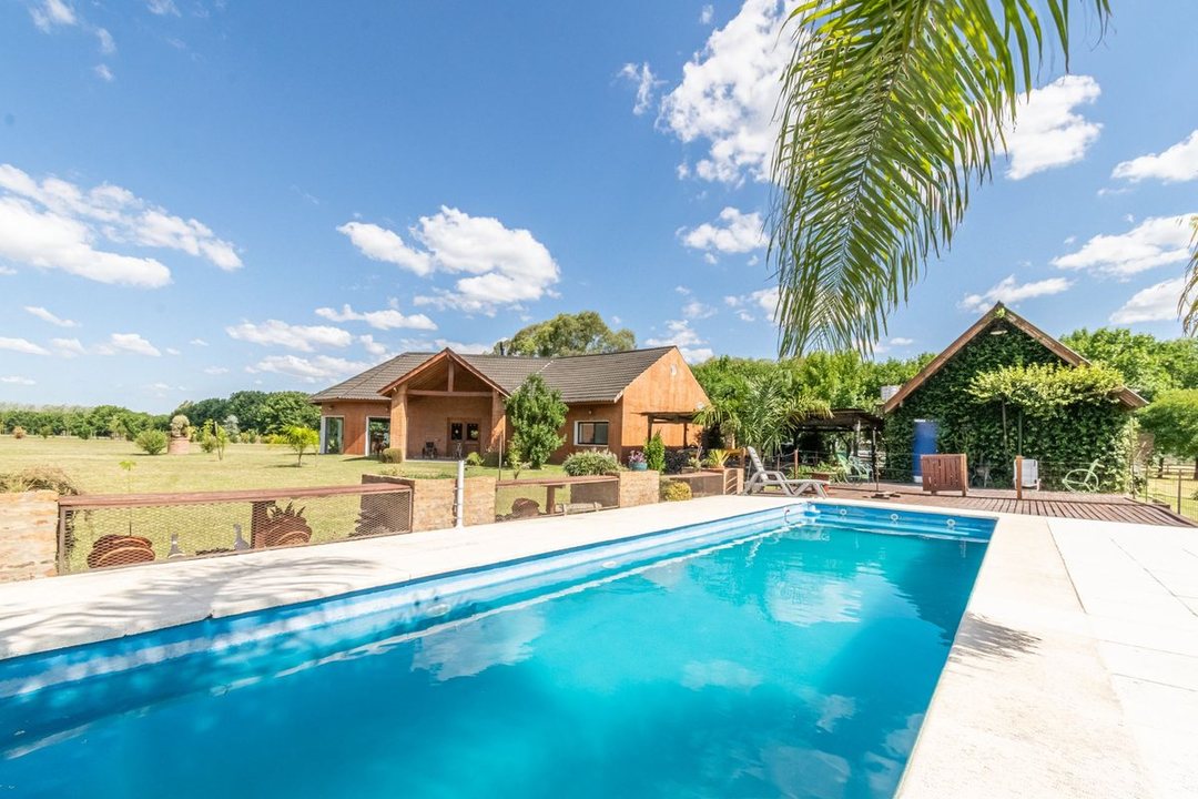 VENTA- 5 AMBIENTES- 1 Ha- PISCINA- LA MACARENA
