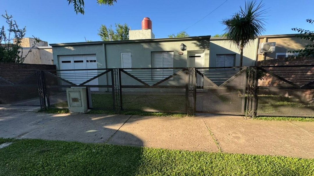 Casa en venta de 3 dorm, patio y pileta en SJN