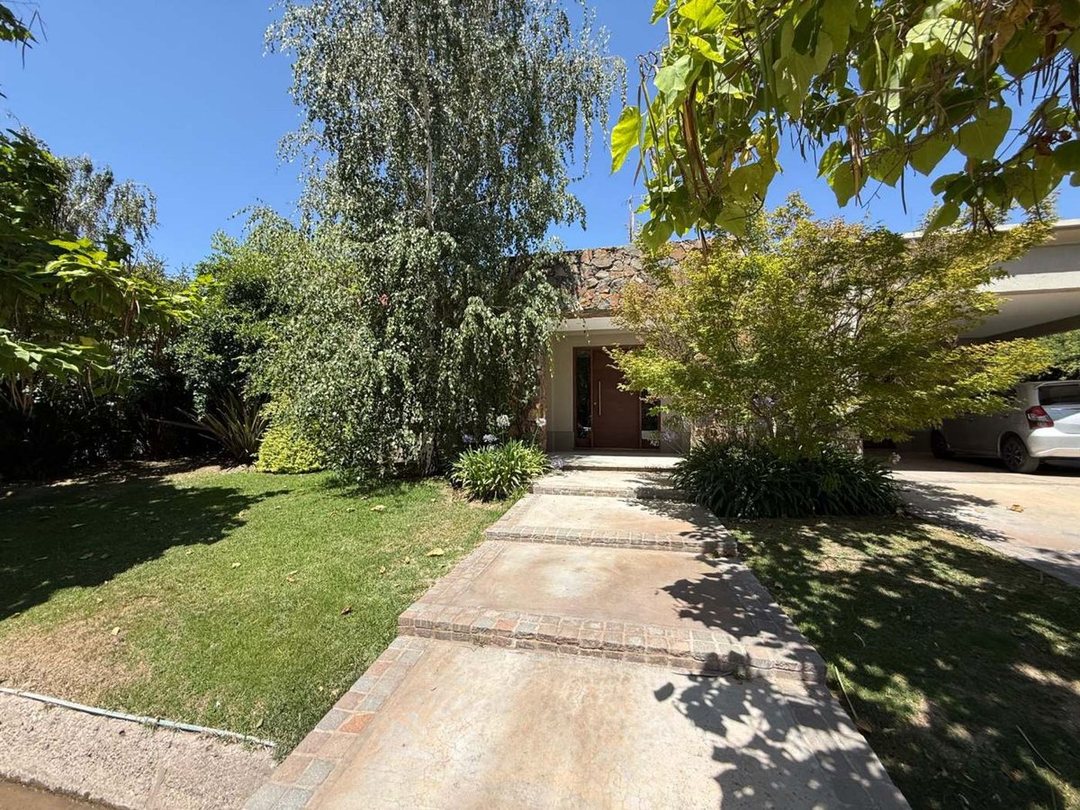 Casa de 3 habitaciones en venta. Bº Privado Luján