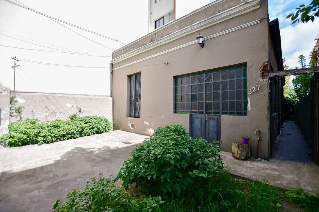 CASA EN VENTA LA PLATA A RECICLAR 3 DORMITORIOS
