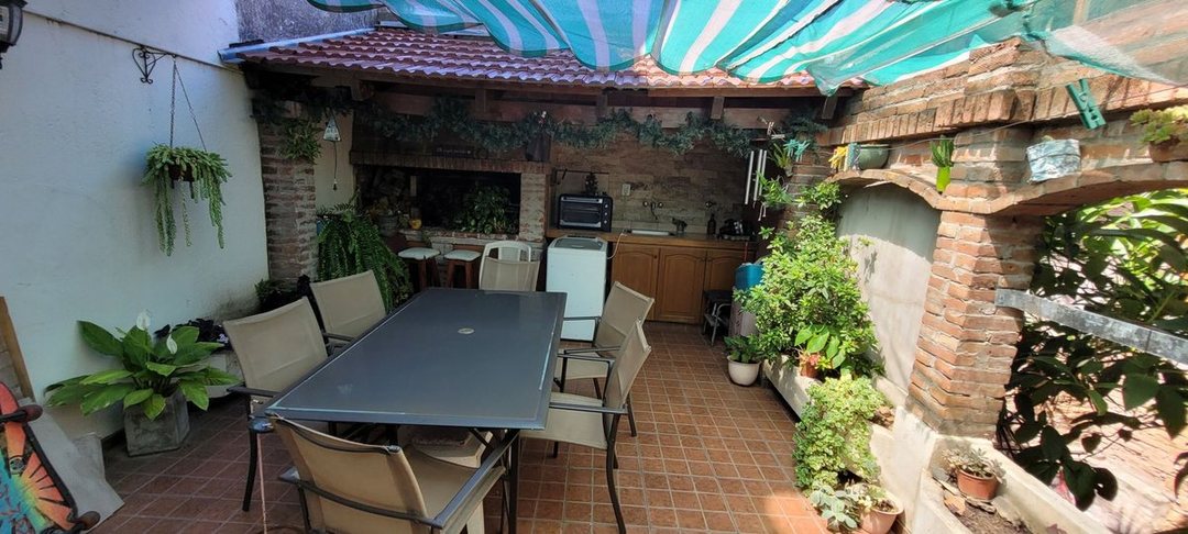 DUPLEX CON QUINCHO , PARRILLA Y  LOCAL A LA CALLE
