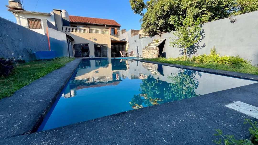 CASA CINCO AMBIENTES EN VENTA TEMPERLEY CON JARDIN