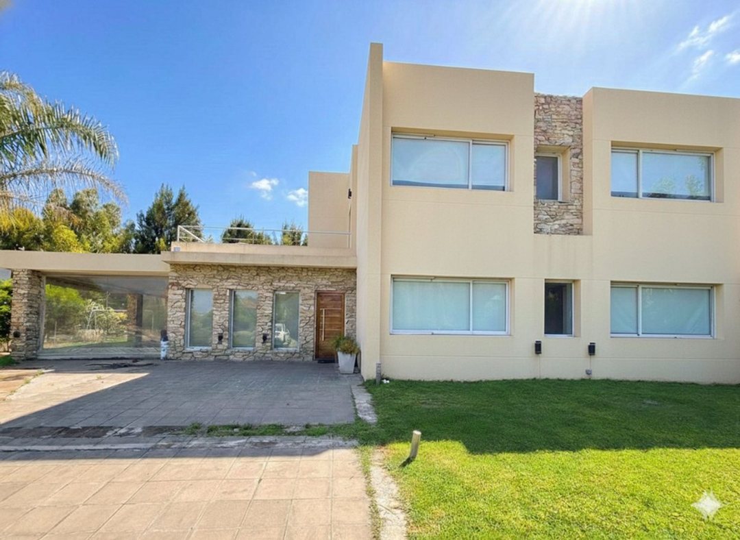 CASA 7 AMBIENTES EN VENTA B. MALIBU, CON PILETA
