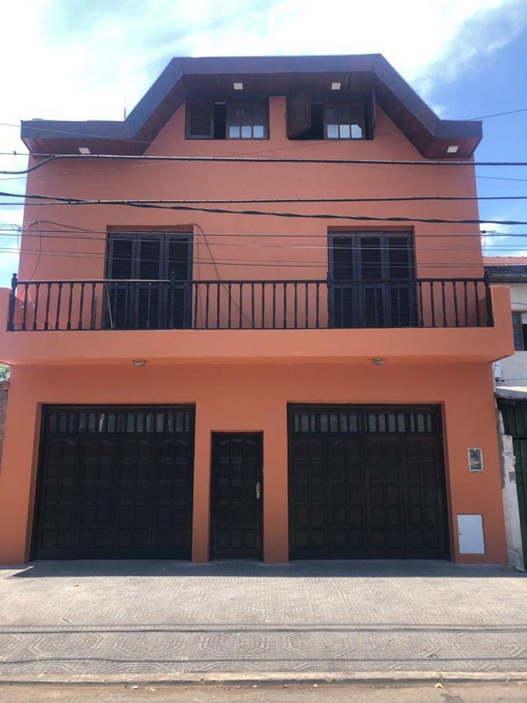 VENTA CASA MULTIFAMILIAR 8 HAB  COCHERA EN CASEROS