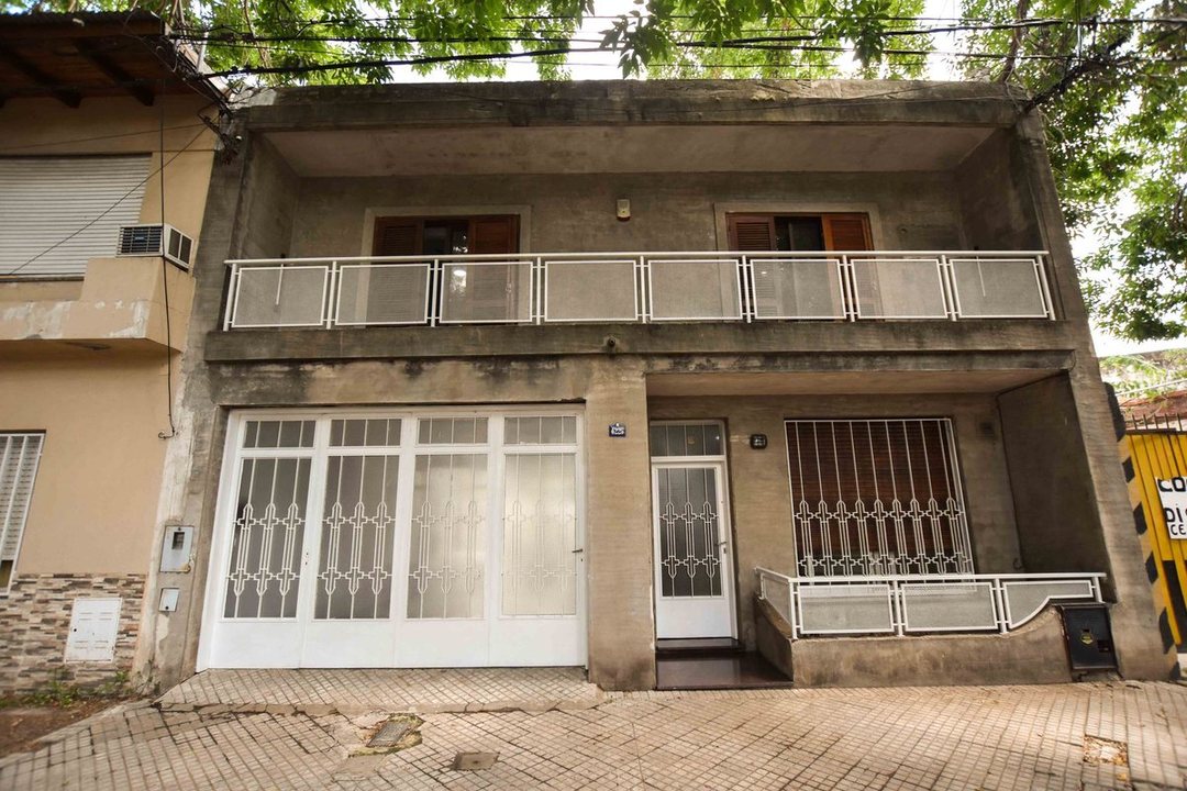 VENTA CASA TRES DORMITORIOS - COCHERA - ECHESORTU