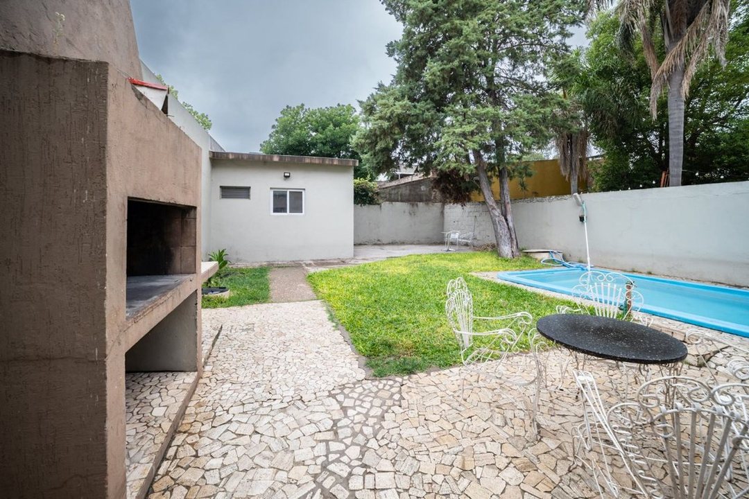 VENTA CASA BAIGORRIA 4 DORMITORIOS PARQUE Y PILETA